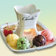 Beijo Frio - FONDUE DE SORVETE Beijo Frio - FONDUE DE SORVETE <br/> 4 Bolas de sorvete, calda quente de chocolate meio amargo, paçoquinha, cereja, banana e castanha de cajú.