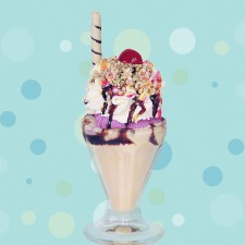 Beijo Frio - COLEGIAL Beijo Frio - COLEGIAL <br/> 2 bolas de sorvete com chantily, caldas de chocolate, caramelo e morango, castanha, biscoito e cereja.