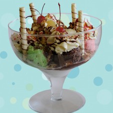Beijo Frio - TAÇA A2 Beijo Frio - TAÇA A2 <br/> 6 Bolas de sorvete, chantilly, caldas de morango, chocolate e caramelo, marshmallow, cereja, castanha e biscoito.