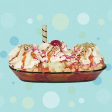 Beijo Frio - TUTI-FRUTI Beijo Frio - TUTI-FRUTI <br/> 3 bolas de sorvete, salada de fruta, chantily, caldas de morango e caramelo, castanha, biscoito e cereja.