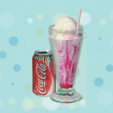 Beijo Frio - VACA PRETA <br/> 2 bolas de sorvete de côco com coca-cola lata.