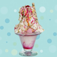 Beijo Frio - SUNDAE MORANGO <br/> 3 bolas de sorvete, chantily, calda de morango, castanha, biscoito e cereja.