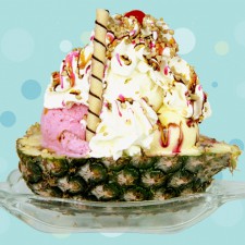 Beijo Frio - HAVAIANO Beijo Frio - HAVAIANO <br/> 1/2 abacaxi, 3 bolas de sorvete, chantily, caldas de caramelo, chocolate e morango, biscoito, cereja e castanha.